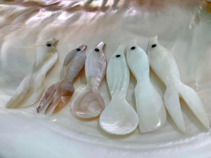 ช้อนเปลือกทำด้วยมือหรูหราพร้อมการแกะสลักปลาสำหรับขนมคาเวียร์และการตั้งค่าตารางในโอกาสพิเศษ - Product Image 6