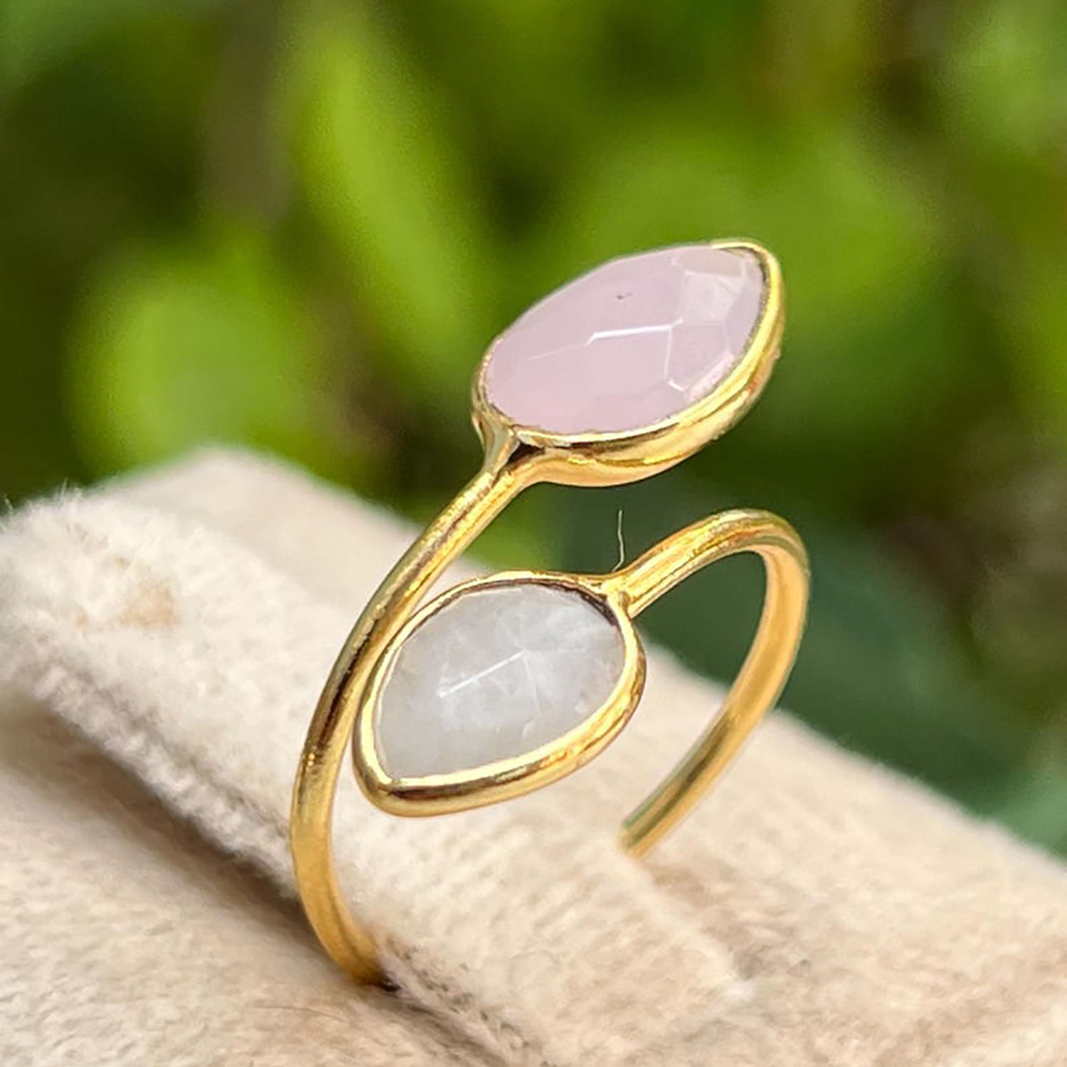 หินโมราสีรุ้งและสีชมพู