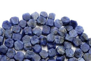 หินโซดาไลต์ดิบธรรมชาติ 8-10 มม. จำนวน 25 ชิ้น ตัดด้วยมือ คอลเลคชั่นหินดิบคุณภาพสูง ไม่ผ่านการปรับแต่ง พร้อมเอฟเฟกต์รูปดาว - Product Image 5