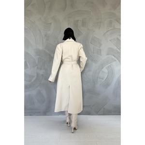 Abrigo Midi Tejido Beige al por Mayor con Diseño Cinturado y Característica Cortavientos - Product Image 1