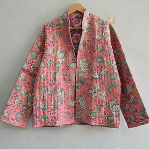 Veste matelassée réversible écologique faite à la main en coton 100% à motifs floraux pour femmes, style indien bohème, imprimé en blocs, manteau d'hiver avec décoration boutonnée - Product Image 3