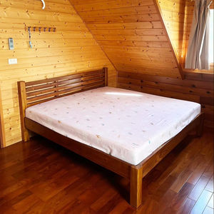 Cama King Size de Estilo Nórdico Minimalista en Madera Maciza con Cabecera a Rayas y Juego de Tablas de Teca, Sostenible y Duradera para Dormitorio - Product Image 1