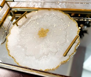 Plateau en résine blanc perlé avec poignées dorées et flocons d'aluminium Plateau de décoration artistique fait main pour table d'Inde - Product Image 2