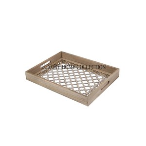 Plateaux de service en bois au design élégant et compact, parfaits pour servir des collations ou des boissons - Product Image 4