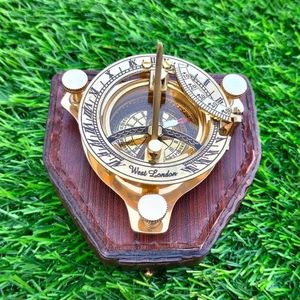 Eleva tu Decoración o Colección de Regalos con Nuestro Brújula de Latón Art Deco con Diseño Geométrico Hecho a Mano para Exhibición en Mesa - Product Image 2