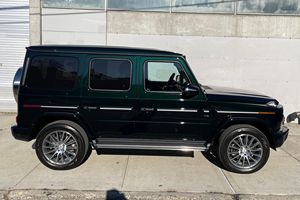 Mercedes-Benz Classe G 2021 d'occasion en parfait état, environ 3 500 milles, atmosphérique, 4x4, vert émeraude métallisé, faible kilométrage, diesel, disponible - Product Image 3