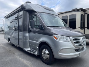 Autocaravanas Usadas Regency RV Ultra Brougham 25UL Más Vendidas, para 4-6 Pasajeros, EURO 5, Una Habitación, Interiores Espaciosos, Listas para Usar - Product Image 3