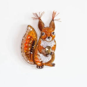 Boucles d'oreilles créoles légères faites à la main avec broderie florale et perles de verre, bijoux élégants en tissu pour femmes, pour fêtes et mariages - Product Image 1