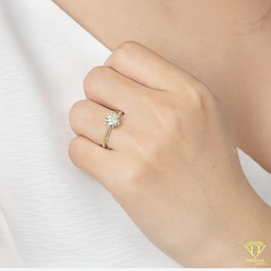 Bague de fiançailles classique avec solitaire rond brillant de laboratoire cultivé en or blanc à six griffes Design intemporel - Product Image 5