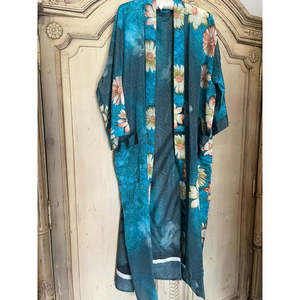 Chaqueta de Satén Tropicana Daisy, Suave, Talla Única, con Estampado de Margaritas Delicadas - Product Image 1