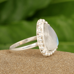 Dernière bague en argent sterling 925 avec pierre de lune arc-en-ciel, forme trillion, sertie de bézel, fabrication artisanale, style bohème raffiné, bijoux pour les fêtes - Product Image 2