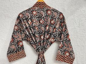 Robe Kimono en coton noir Boho fait à la main Robe longue imprimée Paisley pour femmes, tenue de nuit de bain d'été décontractée pour demoiselles d'honneur - Product Image 3