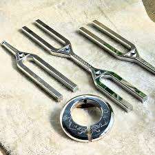 Fourche de sonothérapie (CHAKRA) pour la guérison par le son (LOT DE 8) – Grandes fourches géantes - Product Image 3