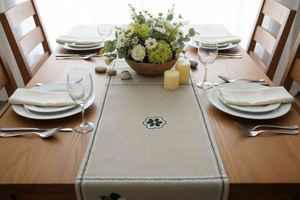 Camino de Mesa Antideslizante de Algodón Bordado con Diseño de Remolino, Estilo Japonés, Disponible a Bajo Precio desde India - Product Image 4