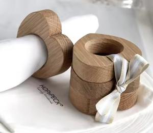 L'ensemble élégant de ronds de serviette en bois améliore le réglage de la table avec un look rustique minimal pour un repas élégant de tous les jours - Product Image 2