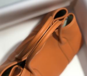 2025ใหม่กระเป๋าถือตะกร้าผักลายลิ้นจี่หนังเย็บด้วยมือกระเป๋าผู้หญิงแฟชั่นสีส้ม - Product Image 4