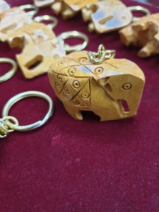 Porte-clés éléphant en bois fabriqués à la main Souvenir traditionnel indien Cadeaux Diwali d'entreprise Porte-clés décoratifs ethniques Lot de 12 - Product Image 2
