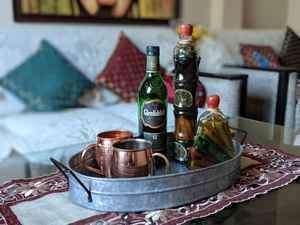 Plateaux de service en fil de métal galvanisé vintage-moderne rustique fait à la main Décor de table élégant avec emboîtement et poignées - Product Image 4