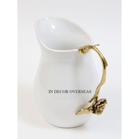 Pichet d'eau et de café en métal de qualité supérieure enduit de poudre de couleur blanche avec poignée de fleurs en métal plaqué or d'Inde