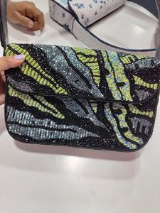 Sac de luxe fait main en perles de rocaille avec foulards brodés, perles et volants, style mode écologique avec fermeture à bouton et bandoulière unique - Product Image 5