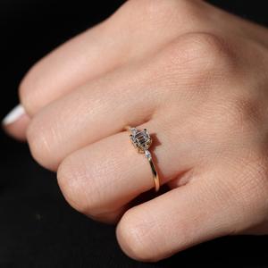 Anillo de compromiso de moissanita de corte esmeralda de 8x6mm con Marquesa y piedras laterales redondas | Joyería nupcial elegante - Product Image 5