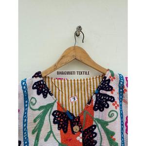 Chaqueta Kantha Bohemia para mujer de la India, diseño Suzani bordado a mano, algodón tejido con borde crudo, característica transpirable - Product Image 4