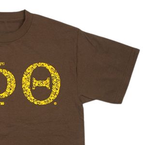 Maglietta grafica Iota Phi Theta marrone con lettere greche gialle T-Shirt a girocollo in cotone elegante confraternita vita greca Top collegiale - Product Image 3