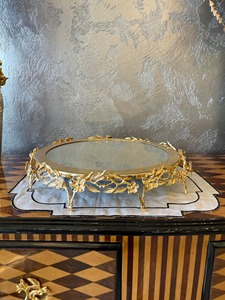 Support à gâteau rond de luxe avec dessus en miroir doré et pieds à motif floral pour la présentation de desserts de mariage et la mise en scène de table royale - Product Image 2