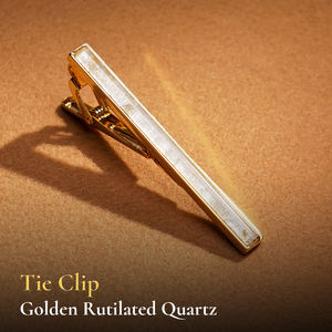 Pinza de corbata chapada en oro de 18 quilates para hombre con piedras preciosas de cuarzo rutilado dorado Fengshui (KCVDAVA004) de la colección Tinh Vu - Product Image 3