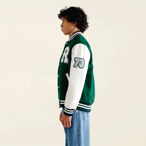 Chaquetas universitarias de béisbol de lana lisa de calidad personalizada con mangas de cuero Chaquetas universitarias con logotipo bordado de chenilla - Product Image 3