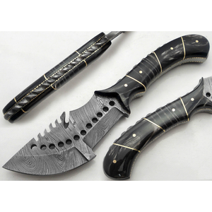 Cadeau de couteau damas personnalisé Couteaux de chasse en acier damas forgés avec manche en corne Cadeau pour lui Cadeau de couteau d'extérieur. - Product Image 1