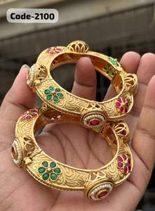 Brazaletes tradicionales de metal Rajwadi con detalles hechos a mano, pulido antiguo y reflejos de piedra coloridos para mujeres y niñas - Product Image 5