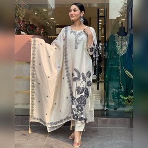 Conjunto de Kurti de Tres Piezas de Seda Chinnon Estampada, Moderno y Elegante, Listo para Enviar, Nuevo Modelo 2025, Estilo Étnico de Diseñador - Product Image 5