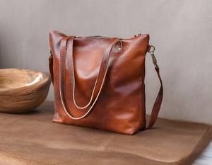 Fourre-tout en cuir véritable Timeless Grace avec forme structurée et brillance subtile - Product Image 1