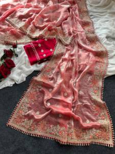 Bordure florale de créateur avec broderie détaillée et petits pompons suspendus, ainsi que des motifs Butti sur toute la surface du sari et de la blouse. - Product Image 1