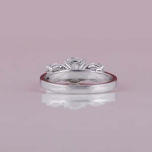 Bague de fiançailles élégante et luxueuse plaquée or massif 14 carats avec diamant de laboratoire taille ronde et sertissage trois pierres – Bague tendance - Product Image 3