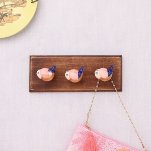 Vente en gros de crochets muraux en céramique bleu oiseaux Crochets pour peignoir en bois robustes faits à la main WHK-2121 - Product Image 3