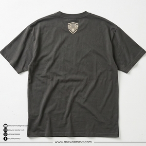 เสื้อยืดแขนสั้นผู้ชายสีเทาเข้มทรงปกติ ผ้าเจอร์ซีย์คอตตอน 100% พิมพ์ลาย คอกลม สไตล์ลำลอง มีโลโก้ด้านหลัง (OEM) - Product Image 4