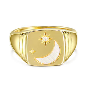 แหวนเงินสเตอร์ลิงประดับดาวและพระจันทร์เคลือบทอง 18K ยี่ห้อ Jeulia - Product Image 1