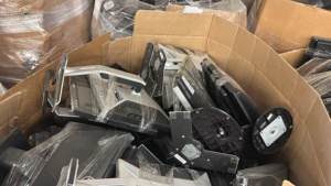 Lote de 220 Monitores LCD Surtidos de 19-20 Pulgadas, $1500USD (Toronto) - Product Image 1