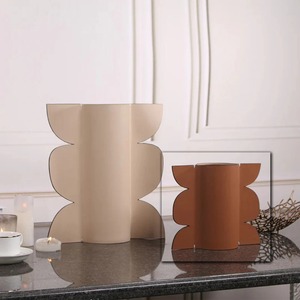Vase blanc rond à double poignée latérale pour un décor élégant avec un long affichage d'événement parfait pour les mariages et le style de la maison - Product Image 5
