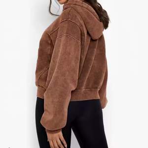 Sudadera con capucha para mujer que realza los atuendos diarios con un calor relajado, un estilo sencillo y una comodidad confiable. - Product Image 3