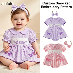 Jiefute Ingrosso Tutina Smockata per Neonata con Ricamo 'Lil Sister' e Fascia Abbinata - Product Image 1