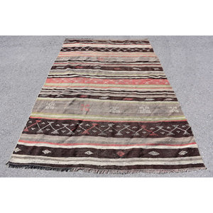 Alfombra Kilim turca vintage de 5,6x8,8 pies, lana de retazos marrón y rojo con respaldo de látex para entrada o dormitorio - Product Image 1