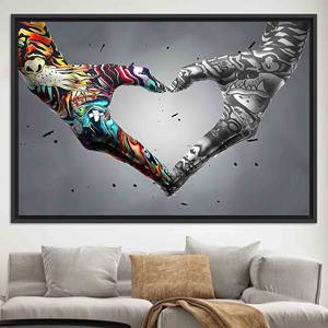 Elegante Arte en Lienzo con Estampado de Grafiti de Manos Enamoradas: Decoración Vibrante para Pared, Lienzo con Marco Negro - Product Image 1