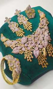 Ensemble de mariée anniversaire en acier inoxydable ton or héritage avec boucles d'oreilles Jhumka en forme de larme de cristal inspirées de l'artisanat moghol - Product Image 6