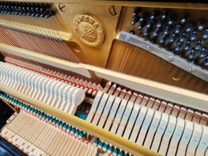 Piano Vertical Acústico Yamaha U1H de Lujo Profesional en Oferta, Usado en Buen Estado con Buenos Precios, 88 Teclas, 1659199 - Product Image 4