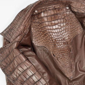 Veste en cuir classique gaufré pour femmes - Design respirant en tricot écologique avec une coupe moderne et une texture intemporelle - Product Image 3