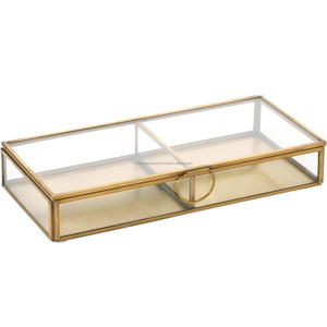 Boîte de rangement en laiton et en verre pour la collection et l'organisation de bijoux - Product Image 1