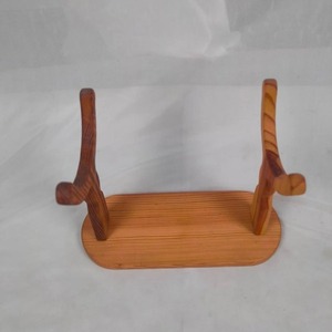 Soporte de espada de madera de pino hecho a mano para decoración del hogar y técnica pulida de exhibición de espada - Product Image 2